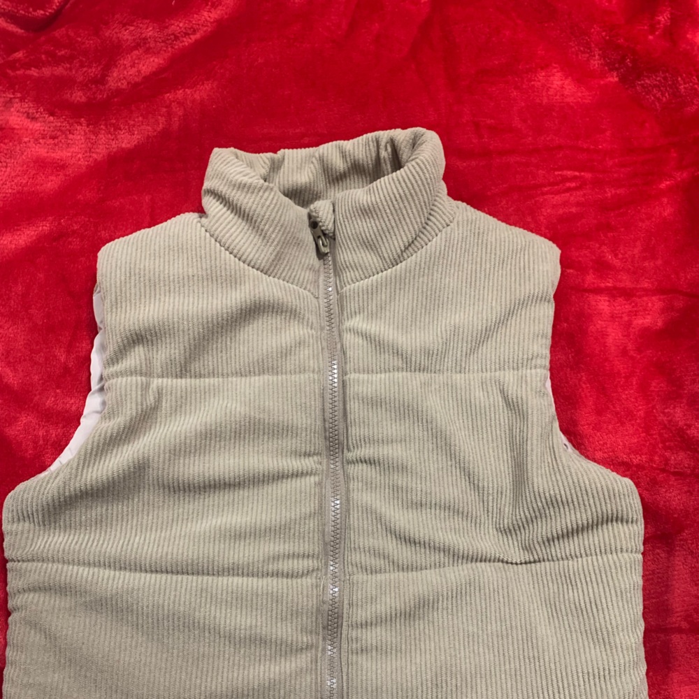 SHEIN Kids Light Tan Puffer Vest, teen 12-13y, excellent condition.